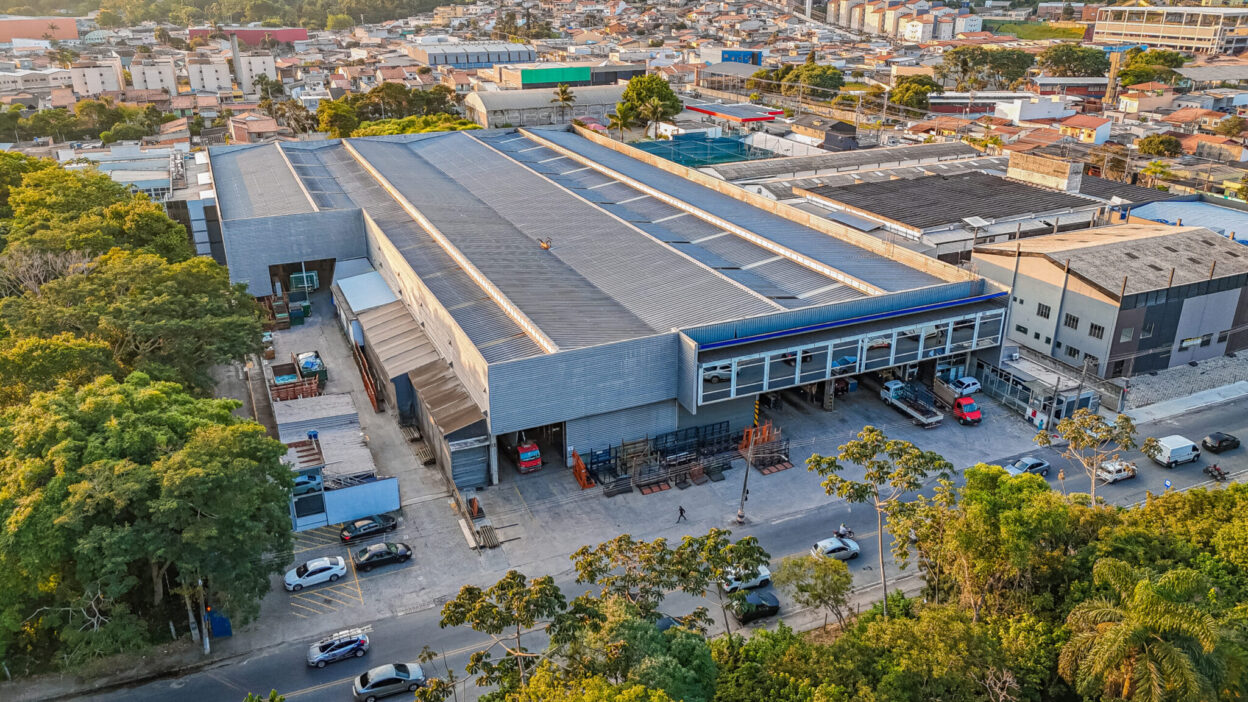 Infraestrutura industrial da PKO Vidros mostrando linha de produção de vidros