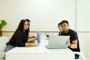 Equipe diversa colaborando em estratégia de cultura organizacional